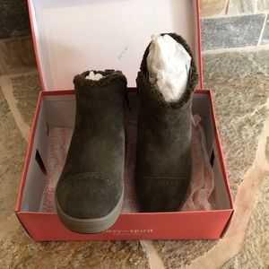 Easy Spirit ankle zip bootie